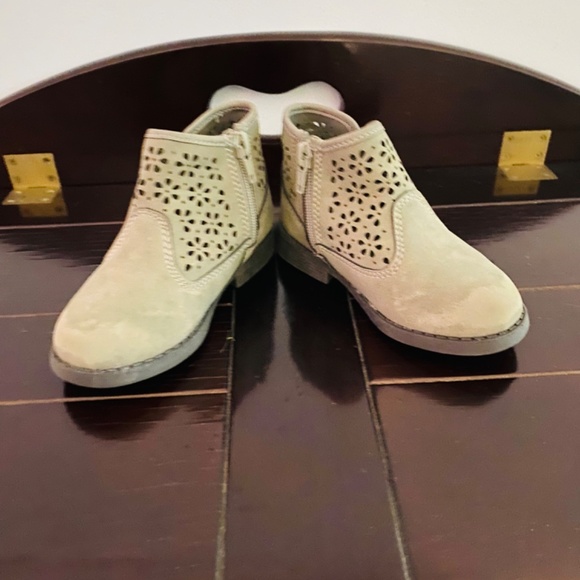 Oshkosh B’gosh toddler booties, size 8, color gray - Picture 2 of 6